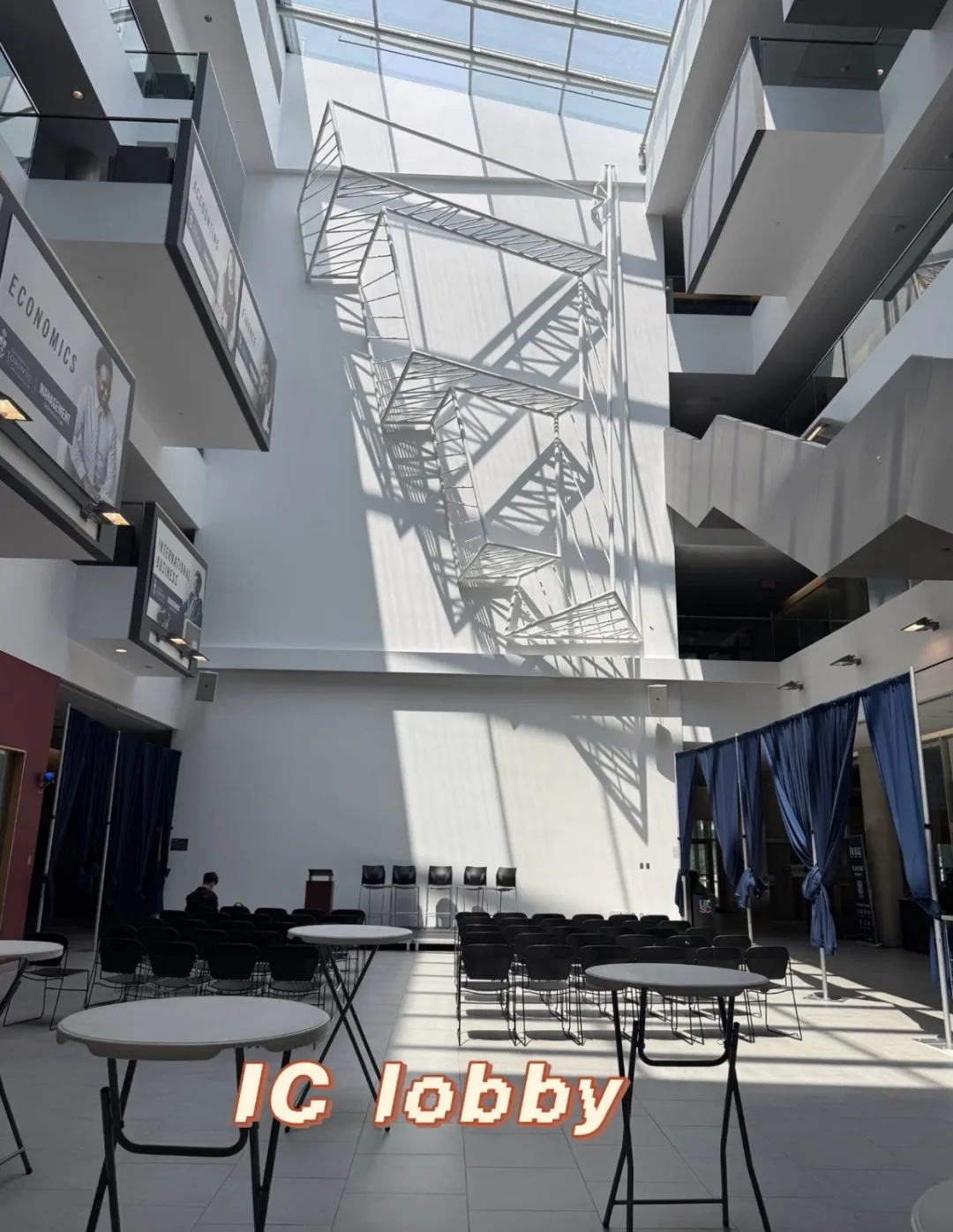 阳光透过 Instructional Centre 的玻璃天窗照进中庭